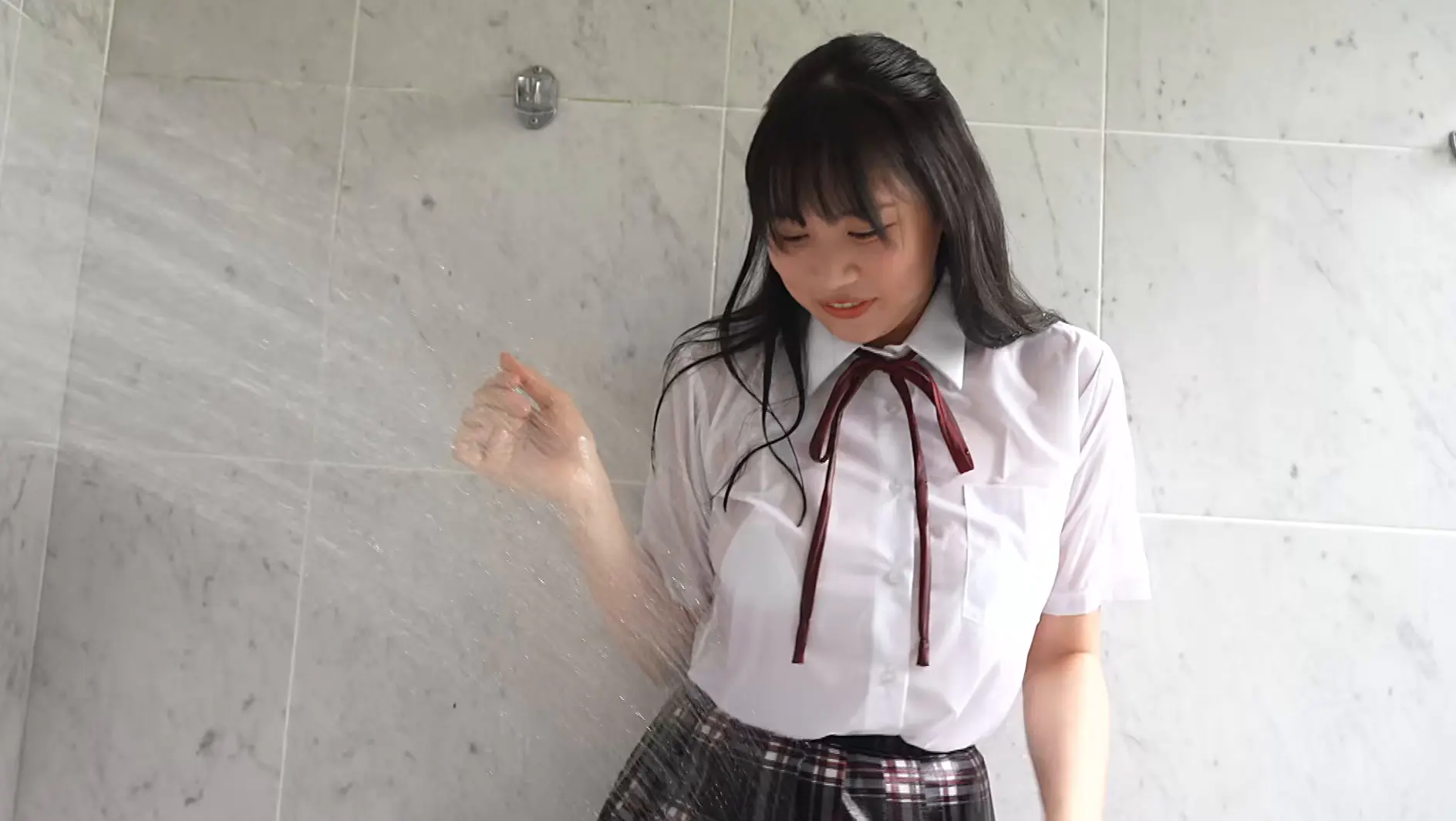 女子高生の篠見星奈がセーラー服を脱がされて…Ｇカップ爆乳ボディがやばいグラビア動画『聖なる季節 篠見星奈』