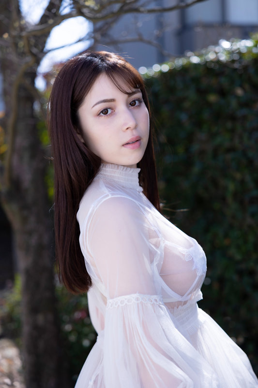 『白い妖精 ミッシェル愛美』Ｇカップのハーフ美女が露出の高さで視線が釘付けになるグラビアイメージ動画:3