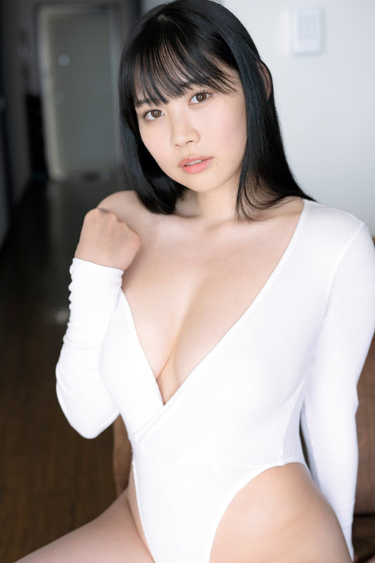 女子高生の篠見星奈がセーラー服を脱がされて…Ｇカップ爆乳ボディがやばいグラビア動画『聖なる季節 篠見星奈』:5
