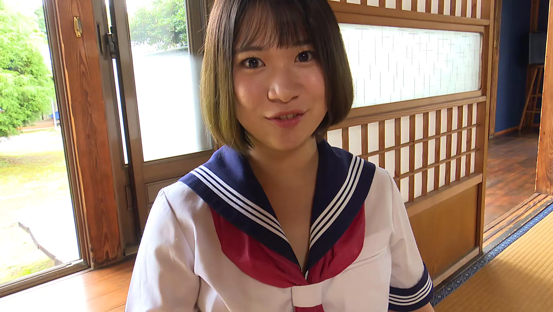 真野柚希の大胆な脱ぎっぷりがエロい！衝撃のグラビアデビュー動画:1