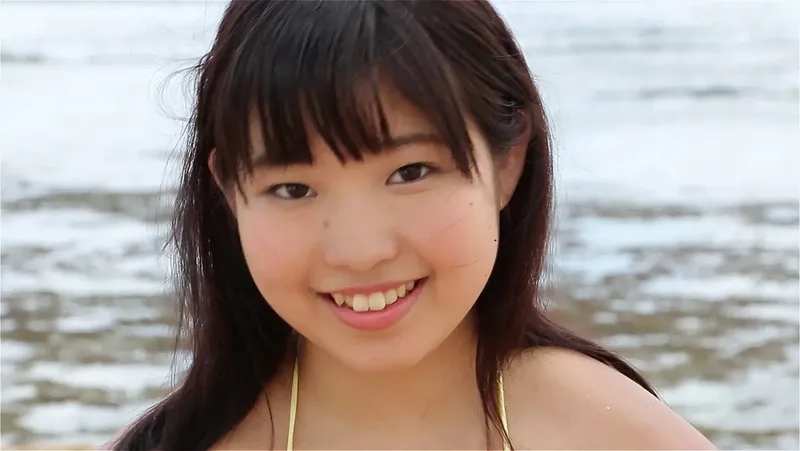【森村さき】ピュア・スマイル Ｈカップの童顔ムッチリボディがエロいグラビアデビュー動画:1